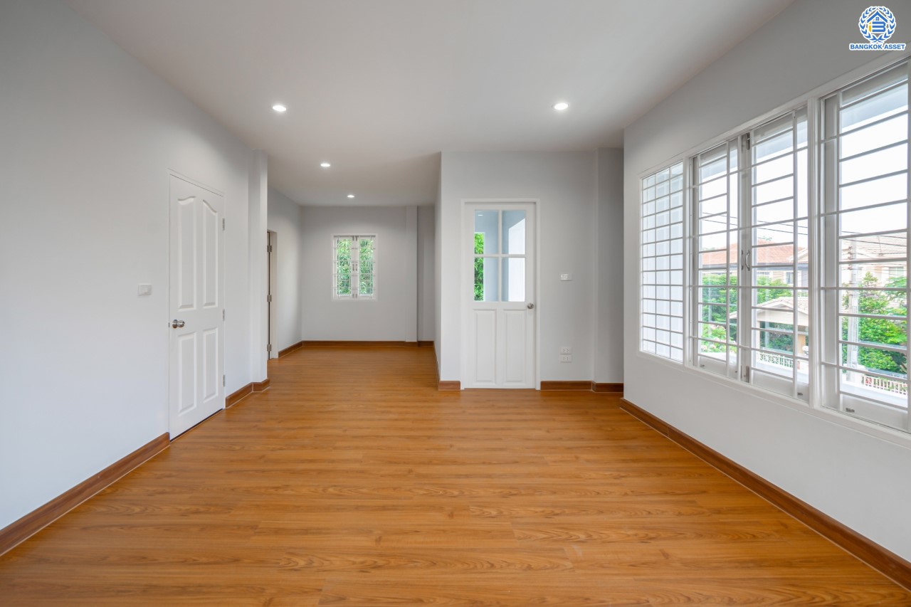 บ้านมือสองตกแต่งใหม่ ม.ชัยพฤกษ์ บางบัวทอง บ้านเดี่ยวแบรนด์ LH เนื้อที่ 79.7 ตร.ว. ฟังก์ชัน 3 ห้องนอน 3 ห้องน้ำ 1 ห้องแม่บ้าน จอดรถ 2 คัน พร้อม Facilities ครบครัน บนทำเลเดินทางสะดวก ติดถนนบางกรวย-ไทรน้อย ใกล้เซ็นทรัลเวสต์เกต และรถไฟฟ้าสายสีม่วง "สถานีบางพลู"